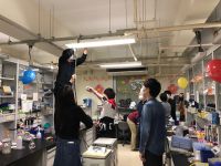 津本先生お誕生会2020（2/7）学生さん準備中その２
